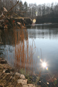 Die Sonne spiegel sich in einem See wieder